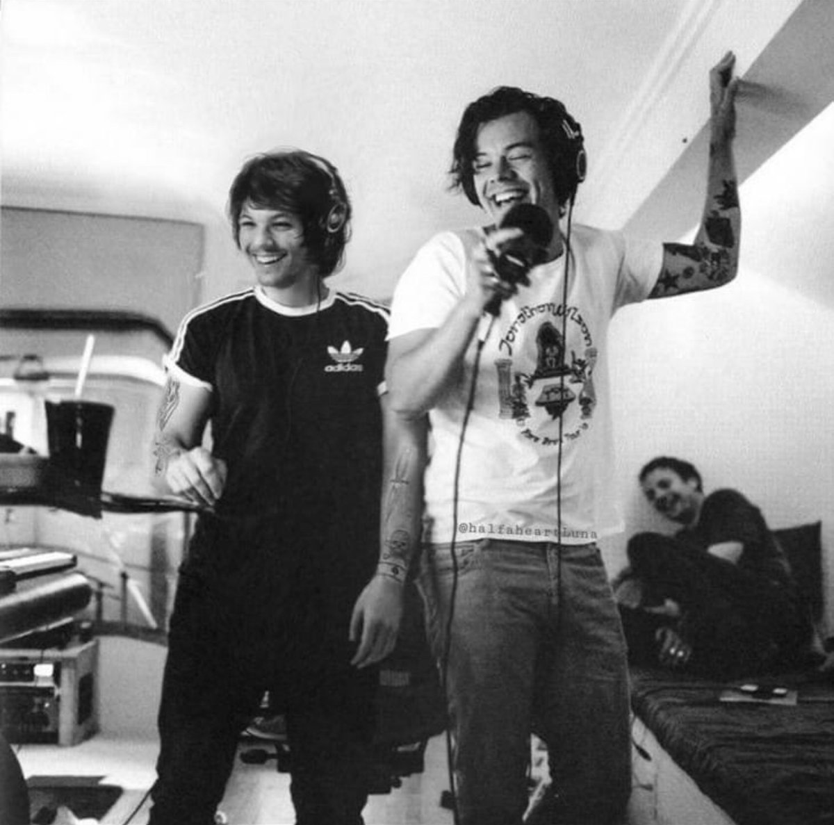 📸|Harry and Louis in the studio.