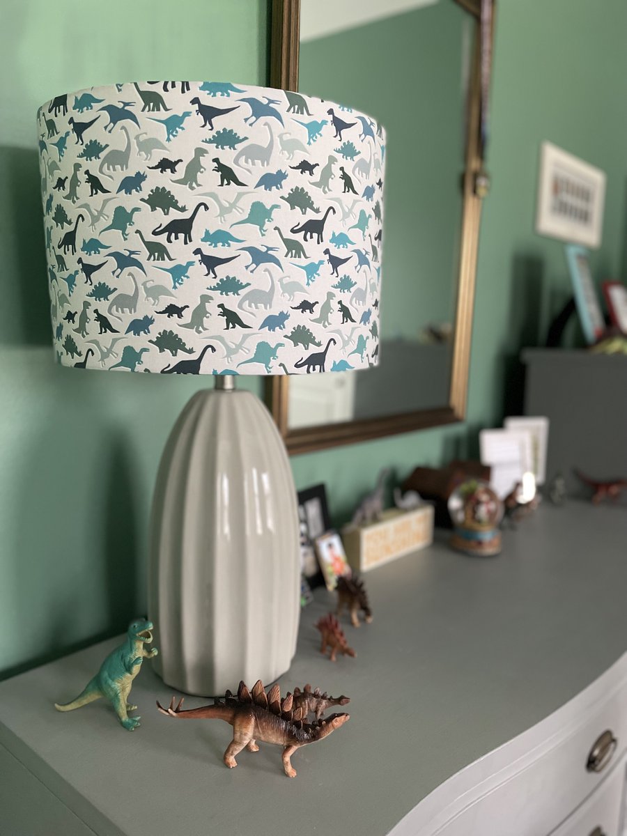 elledanielinc's tweet photo. For theme-based decor, I covet @spoonflower! In the BIG boy room of Ross, we chose sunny dinosaur fabric of London artist @helenrawlinson!
#dinosaurdecor #dinosaur #helenrawlinson #dinosaurlampshade #elledaniel #fabriclampshade #lampshade #lampshades #drumshade #drumshades https://t.co/HdzppMvkSV