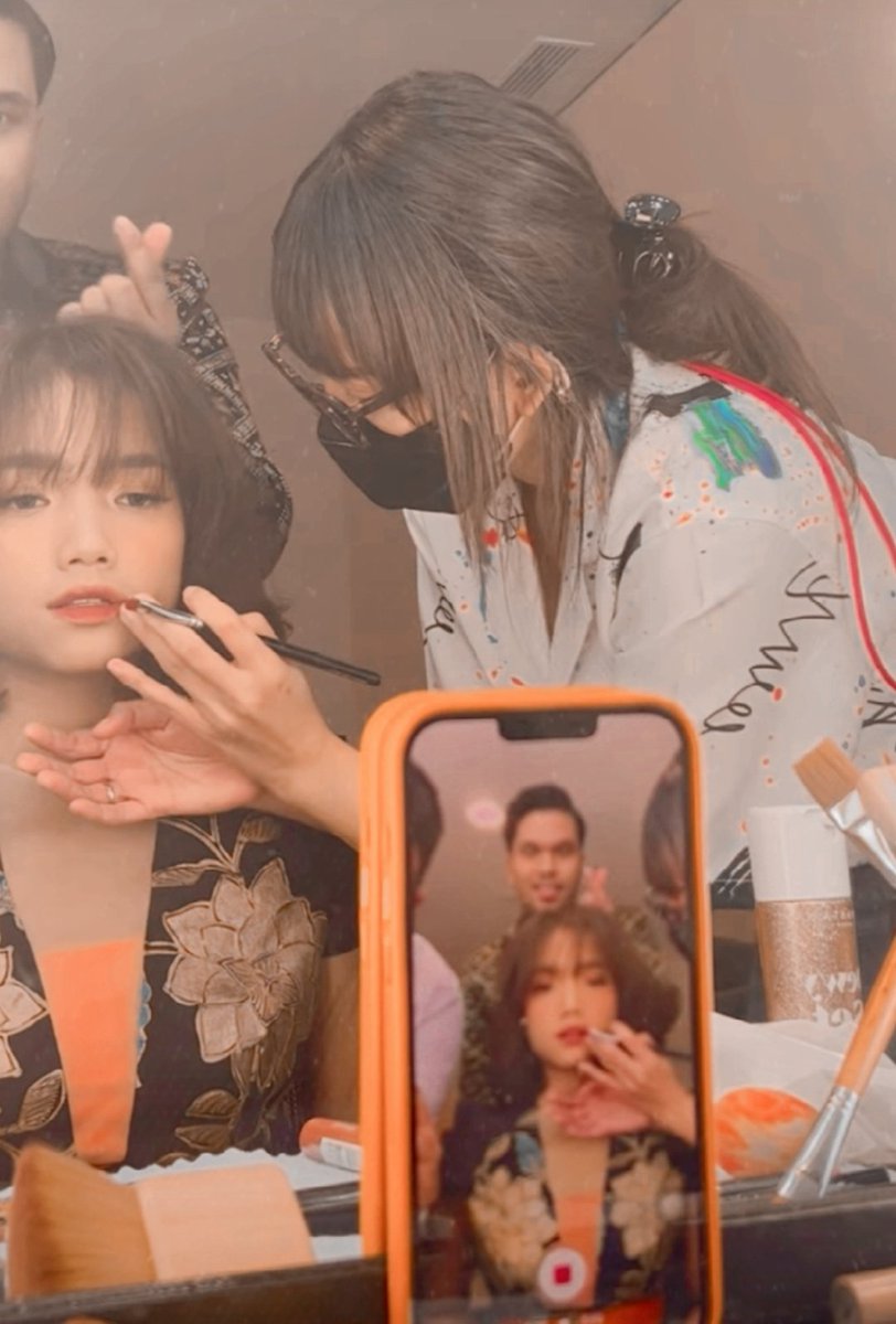 Mosya58381081's tweet photo. Back stage situation. Gak sabar liat mereka goyang tiktok wkwk 
#Thofushopee #thofushopee https://t.co/zFxTNoL9Zg