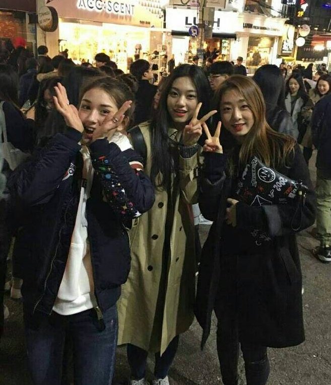 Somi with Doyeon and Yeonjung ❤️
