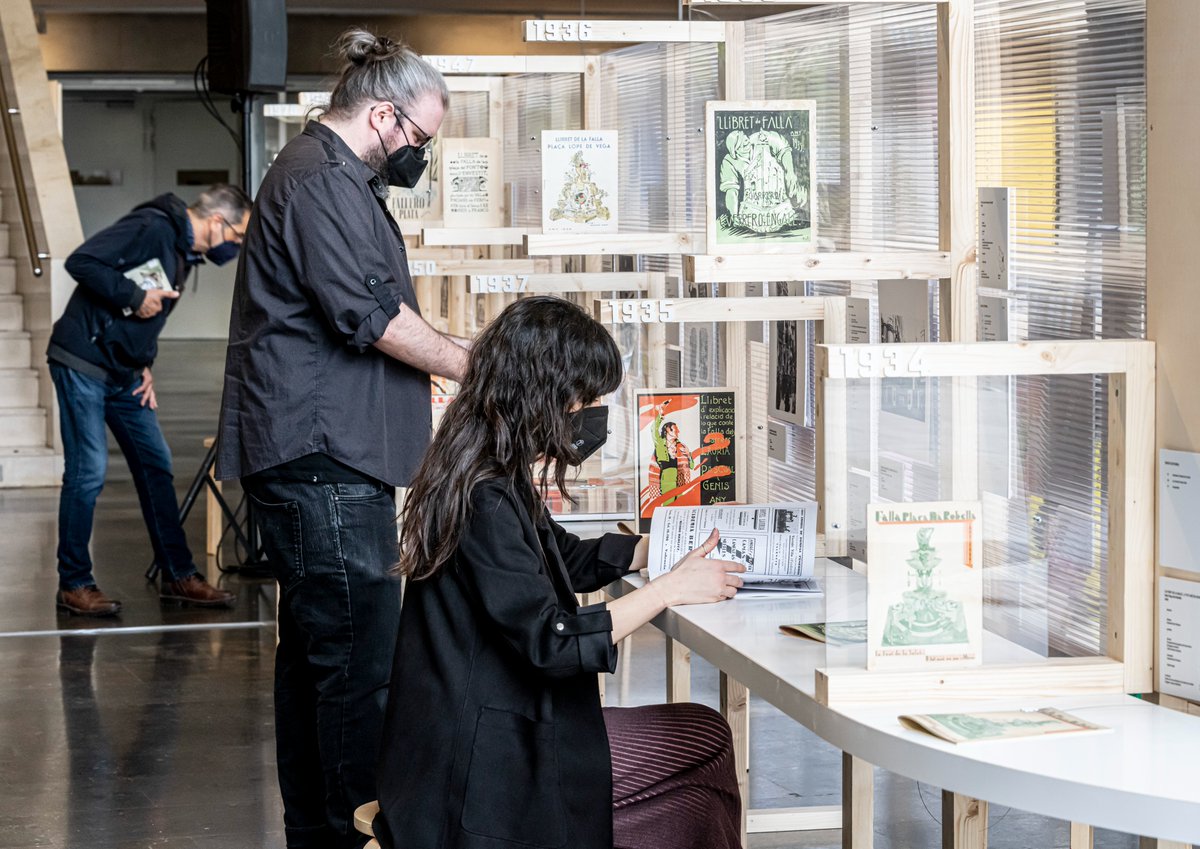 gva_IVAM's tweet photo. 🔥 Hui hem presentat a l'#IVAM ‘El llibret de falla: una oportunitat cultural’.
📖 El projecte, dirigit per Ricardo Ruíz en el marc de @WDCValencia2022, ha convertit el vestíbul del museu en una biblioteca participativa i efímera que reuneix un centenar de #llibretsdefalla. https://t.co/oe4s5KiYD8