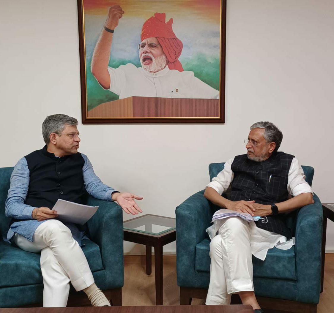ग्रुप डी एवं एन टी पी सी के परीक्षार्थी छात्रों का समाधान करने हेतु रेल मंत्री श्री अश्विनी वैष्णव जी को रेल भवन स्थित उनके कार्यालय में मिलकर धन्यवाद दिया