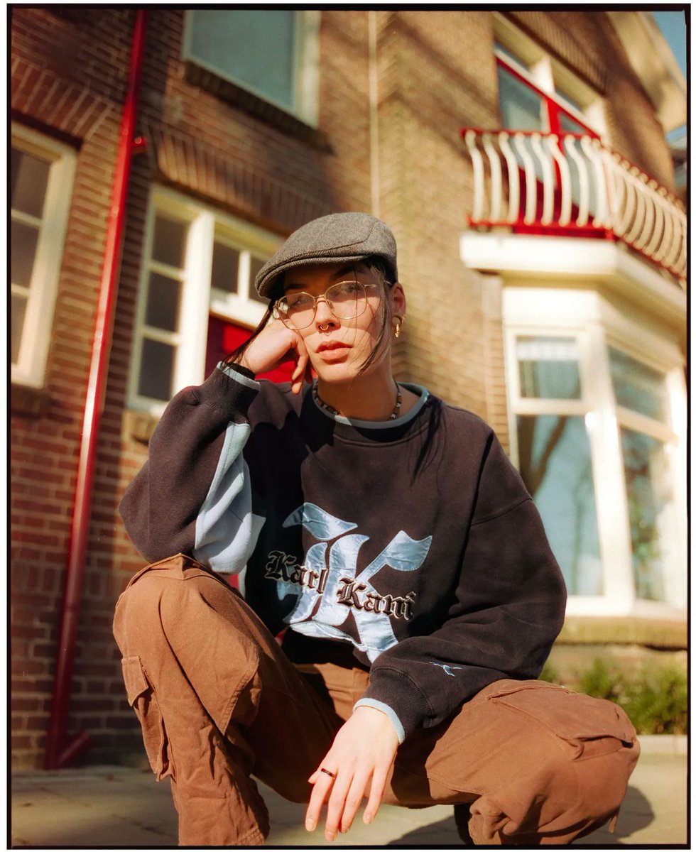 rdb_visuals's tweet image. It&apos;s finally sweater weather🤠
Zoë on #120film #cinestill50d