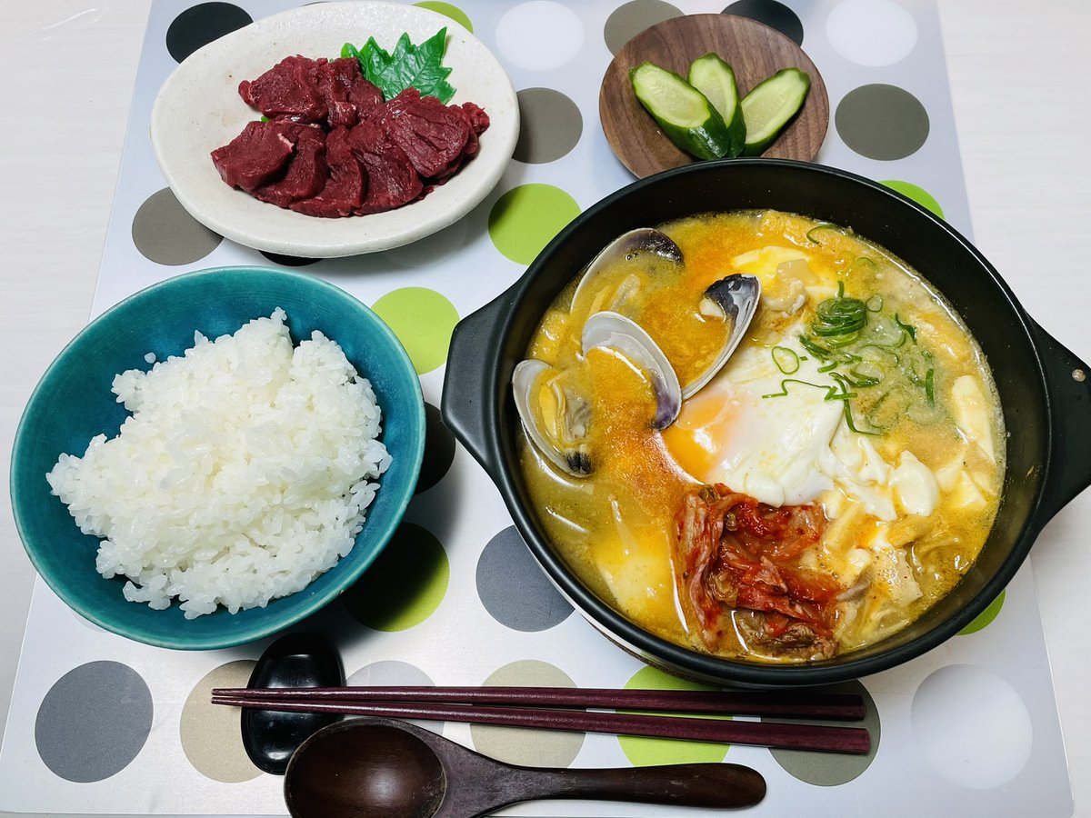 yauko_o's tweet photo. 昨日の晩ご飯は、あさりと豚肉のスンドゥブ、馬刺し、自家製ぬか漬け、白米。
#stewp シリーズのスンドゥブの素だとJr.②が辛いと言いそうだったので、味噌と、ママ友にいただいたレアなあさりのダシダ追加して味付け。我ながら絶妙に美味しくできたー!
あさりダシダは使い道が無限にありそうな予感✨ https://t.co/aPUecCYA9f