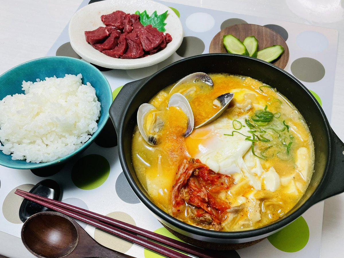 yauko_o's tweet photo. 昨日の晩ご飯は、あさりと豚肉のスンドゥブ、馬刺し、自家製ぬか漬け、白米。
#stewp シリーズのスンドゥブの素だとJr.②が辛いと言いそうだったので、味噌と、ママ友にいただいたレアなあさりのダシダ追加して味付け。我ながら絶妙に美味しくできたー!
あさりダシダは使い道が無限にありそうな予感✨ https://t.co/aPUecCYA9f