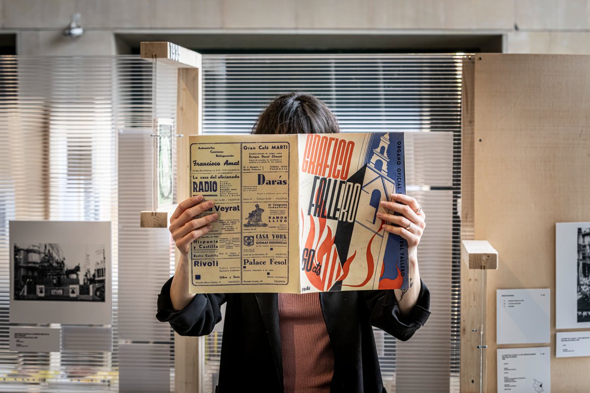 gva_IVAM's tweet photo. 🔥 Hui hem presentat a l'#IVAM ‘El llibret de falla: una oportunitat cultural’.
📖 El projecte, dirigit per Ricardo Ruíz en el marc de @WDCValencia2022, ha convertit el vestíbul del museu en una biblioteca participativa i efímera que reuneix un centenar de #llibretsdefalla. https://t.co/oe4s5KiYD8