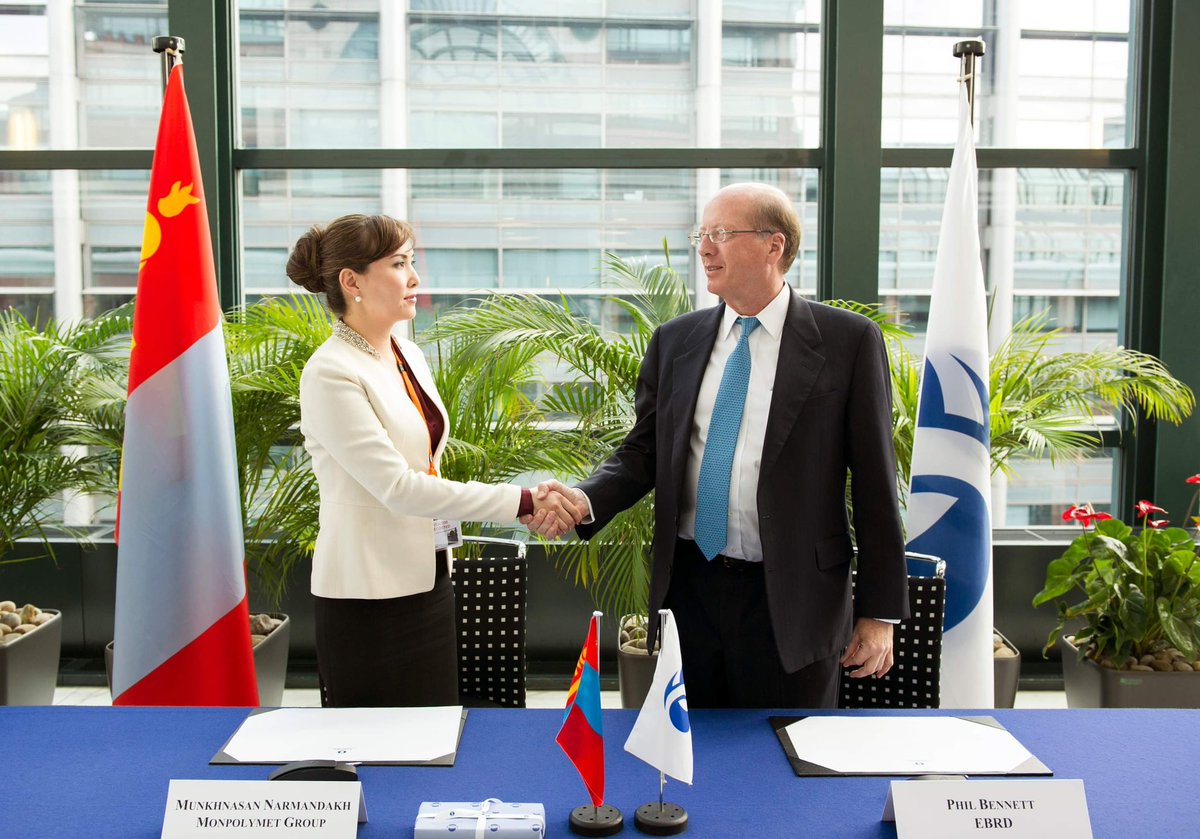 Цаг хугацаа ч хурдан юмаа. 2014 оны тавдугаар сард Европын Сэргээн Босголт Хөгжлийн Банкны (EBRD) Лондон хотноо 250 сая ам.долларын хамтарсан хөрөнгө оруулалттай Монцемент төслийн гэрээг үзэглэж байж. Хөгжлийн банк зөвхөн 20%д нь зээл өгсөн, буцаад 130 тэрбум төлбөрт авсан явцтай