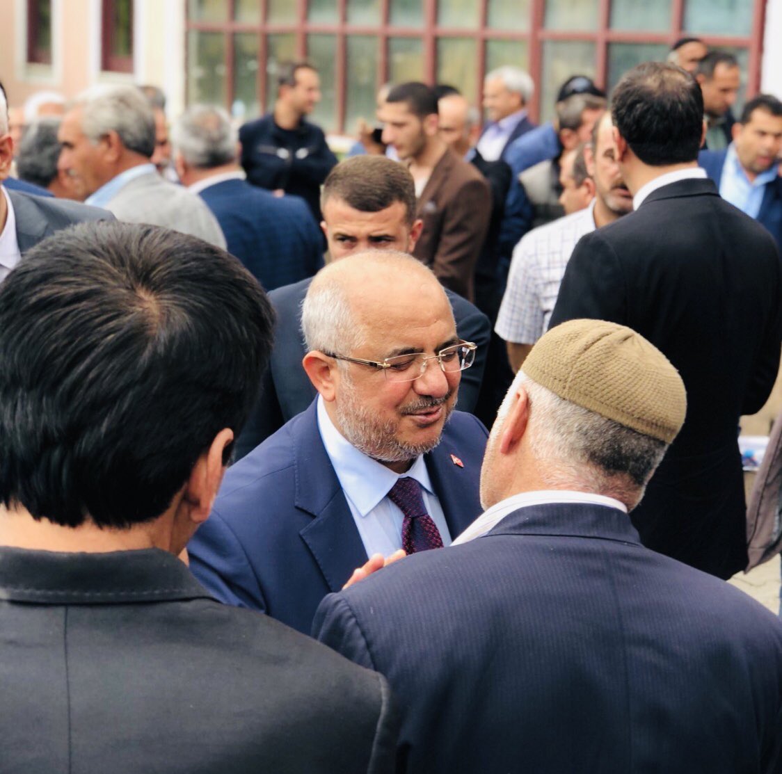 Öyle yaşayın ki  !
Kimse sizi ALLAH’a şikâyet etmesin, ALLAH’a emanet etsin.
Yüce ALLAH hiç kimseye umutla ve hasretle yürüdüğü yolda hayal kırıklığı ve hüzün yaşatmasın.