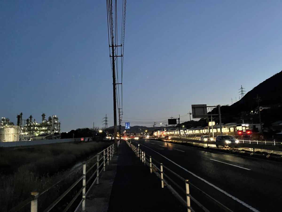 zicheviss06's tweet photo. 【千葉⇒福岡徒歩チャレンジ27日目】
広島市⇒山口県岩国市

海沿いは太陽光を遮る建物が少ないからきつかった
やっぱり今の俺は40キロを毎日歩くのは難しい
それでも温かい後押しのおかけで最後の山口県に突入できた

https://t.co/dO31H59NDj

 #千葉 #福岡 #徒歩 #チャレンジ #広島 #山口 #一人旅 https://t.co/riJjs1OoX6