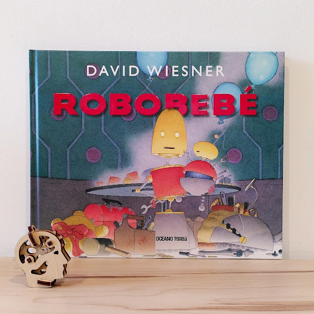 TravesiaOceano's tweet image. ¿Te imaginas que los bebés llegaran en cajas, por piezas, y que hubiera que montarlos? 🤯
Eso es lo que pasa en esta familia de robots 🤖

#Robobebé, del gran #DavidWiesner ✨, llega esta semana a las librerías 🙌🤩

#lij #oceanoTravesia