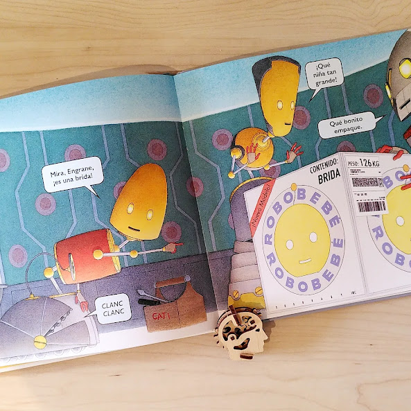 TravesiaOceano's tweet image. ¿Te imaginas que los bebés llegaran en cajas, por piezas, y que hubiera que montarlos? 🤯
Eso es lo que pasa en esta familia de robots 🤖

#Robobebé, del gran #DavidWiesner ✨, llega esta semana a las librerías 🙌🤩

#lij #oceanoTravesia