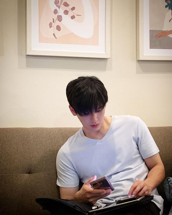 Vhinnew's tweet photo. TayNew AU Oneshot 🔞

◣ Netfl1x and Chill ◥

Menghabiskan weekend dengan menonton tv adalah pilihan Tay dan New sekarang. 

Namun, di tengah film ada saja kejadian tak terduga. Mereka melakukannya bukan di bawah kehangatan selimut. Melainkan di tempat yang sangat terbuka. https://t.co/a66eSbjfla