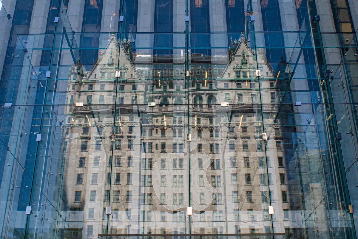Something besides water for #MarchReflectionChallenge #nyc #photography #Apple #Plazahotel #architecture