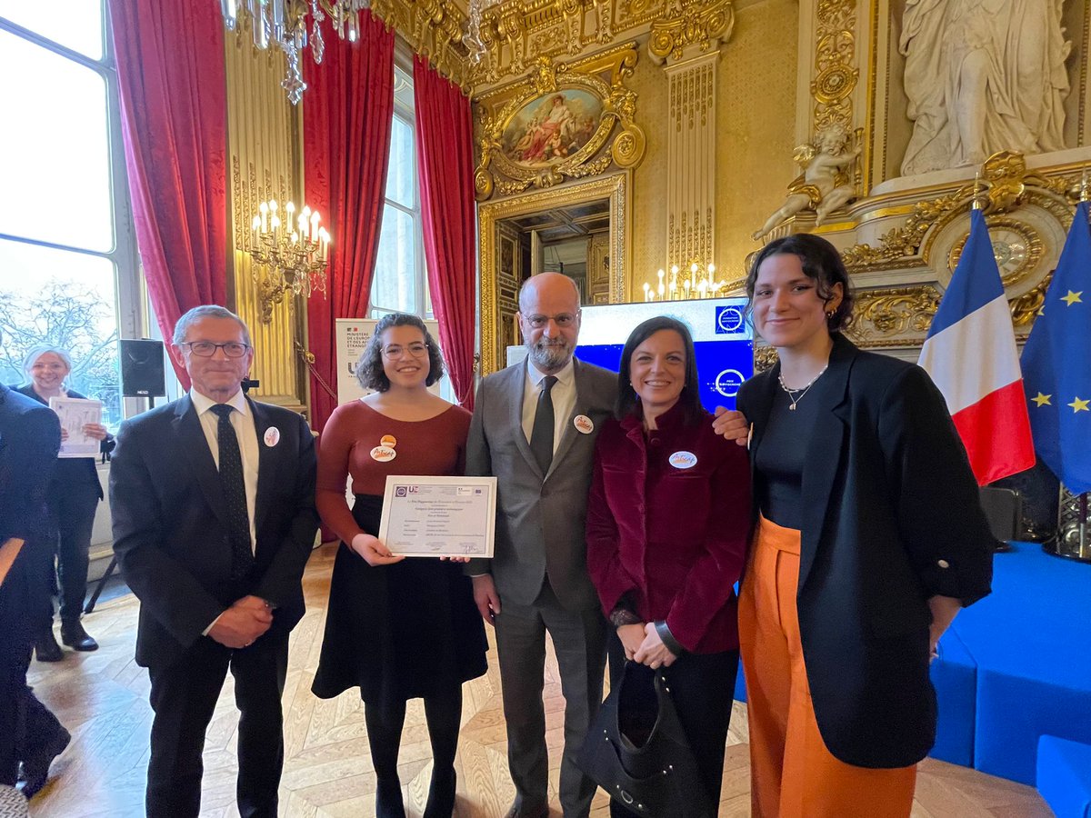 #PFUE2022 🇪🇺
🏆Quelle fierté de voir le lycée Fernand-Daguin à #Mérignac recevoir le prix #Hippocrène2022 pour leur projet #Articap ! Une belle récompense remise par le secrétaire d’État <a href="/CBeaune/">Clément Beaune</a> en présence du ministre <a href="/jmblanquer/">Jean-Michel Blanquer</a> ! Bravo à tous 👏#eTwinning