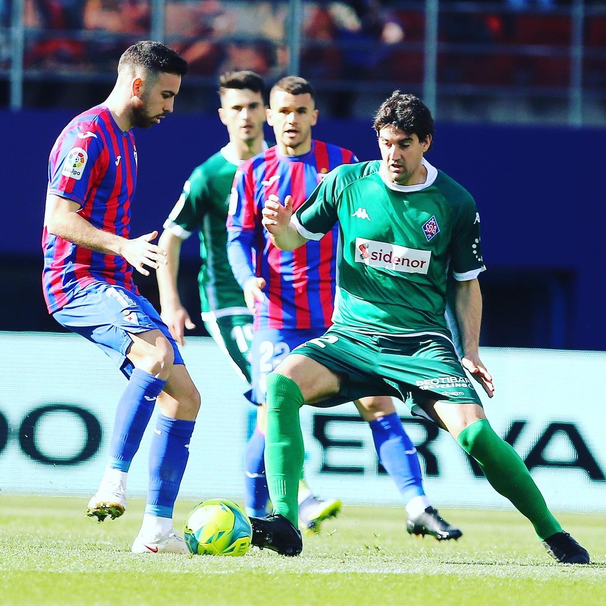 RMD_Robert's tweet photo. Vimos un derby RMD en la liga Smartbank. Diferentes objetivos y un mismo cometido, no escatimar una gota de esfuerzo en favor de sus clubs. Ambos completaron una actuación más que solvente. Good job boys!!👏🏻👏🏻😉✨🍀🎩
#LaFamiliaRMD⚽️ #MSJ19 #MA33 #Eibar #Amorebieta #Ligasmartbank https://t.co/0CDF7GEMQ6