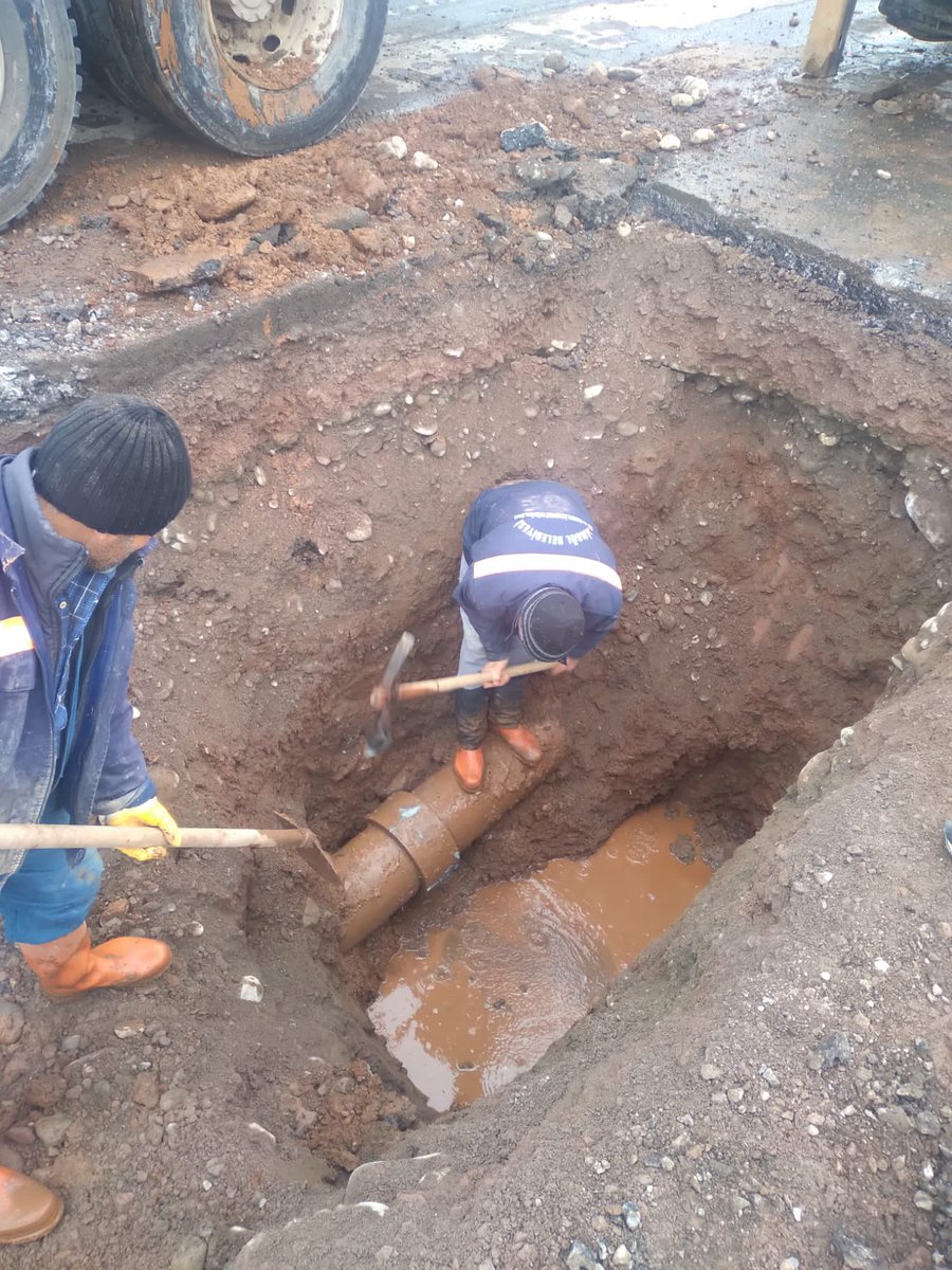 ✅ Simani Mahallesinin içme suyunu sağlayan 250 mm çapındaki ana hat su arızası ekiplerimizin özverili çalışması ile kısa sürede onarılıp suyun akışı sağlanmıştır.
Sabır ve anlayışınız için teşekkür ederiz.