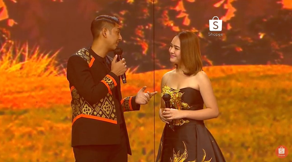 ShopeeID's tweet photo. Sobat Shopee, siapa yang udah kangen lagi sama Al dan Andin? π Penasaran kan mereka bawain Tanpa Batas Waktu dalam bahasa Korea? Tonton di sini ya π https://t.co/hIsB1IEP2a #ShopeeFindTreasure https://t.co/6F50l9UbdJ