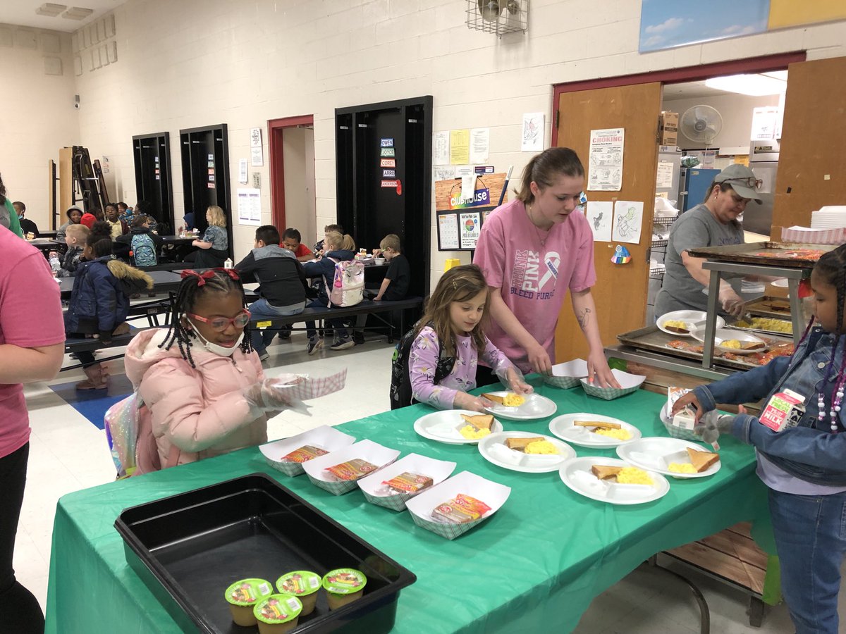 LLOBauer's tweet photo. Collinsville’s youngest lunch ladies! #thekahokway #helpers #cusd10 #renfrorocks https://t.co/u5rjTh04Z6