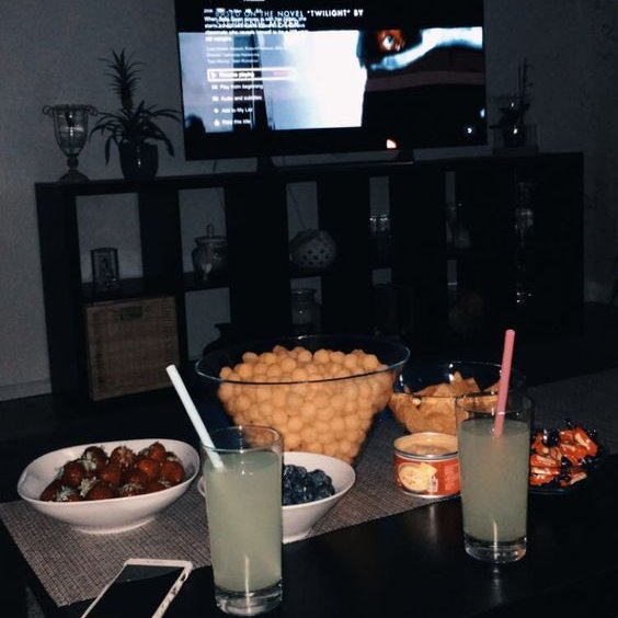 Vhinnew's tweet photo. TayNew AU Oneshot 🔞

◣ Netfl1x and Chill ◥

Menghabiskan weekend dengan menonton tv adalah pilihan Tay dan New sekarang. 

Namun, di tengah film ada saja kejadian tak terduga. Mereka melakukannya bukan di bawah kehangatan selimut. Melainkan di tempat yang sangat terbuka. https://t.co/a66eSbjfla