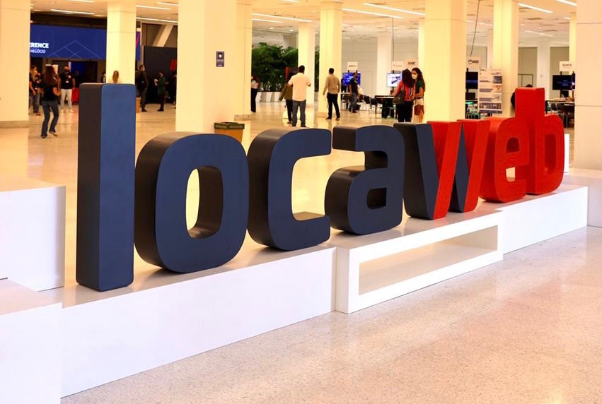 locaweb's tweet photo. "// Estão acompanhando o #LocawebDigitalConference?🤳
Então cola aqui que queremos saber:
Tá no ON? Deixa o seu ❤️
Tá com a gente no presencial? Bora de RT!" https://t.co/bSsk6MLlVP