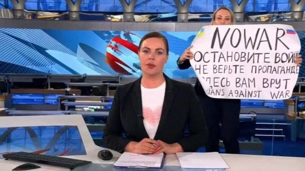 "Non à la guerre", une journaliste russe dénonce l'intervention en #Ukraine en plein journal fr.euronews.com/2022/03/15/non…
