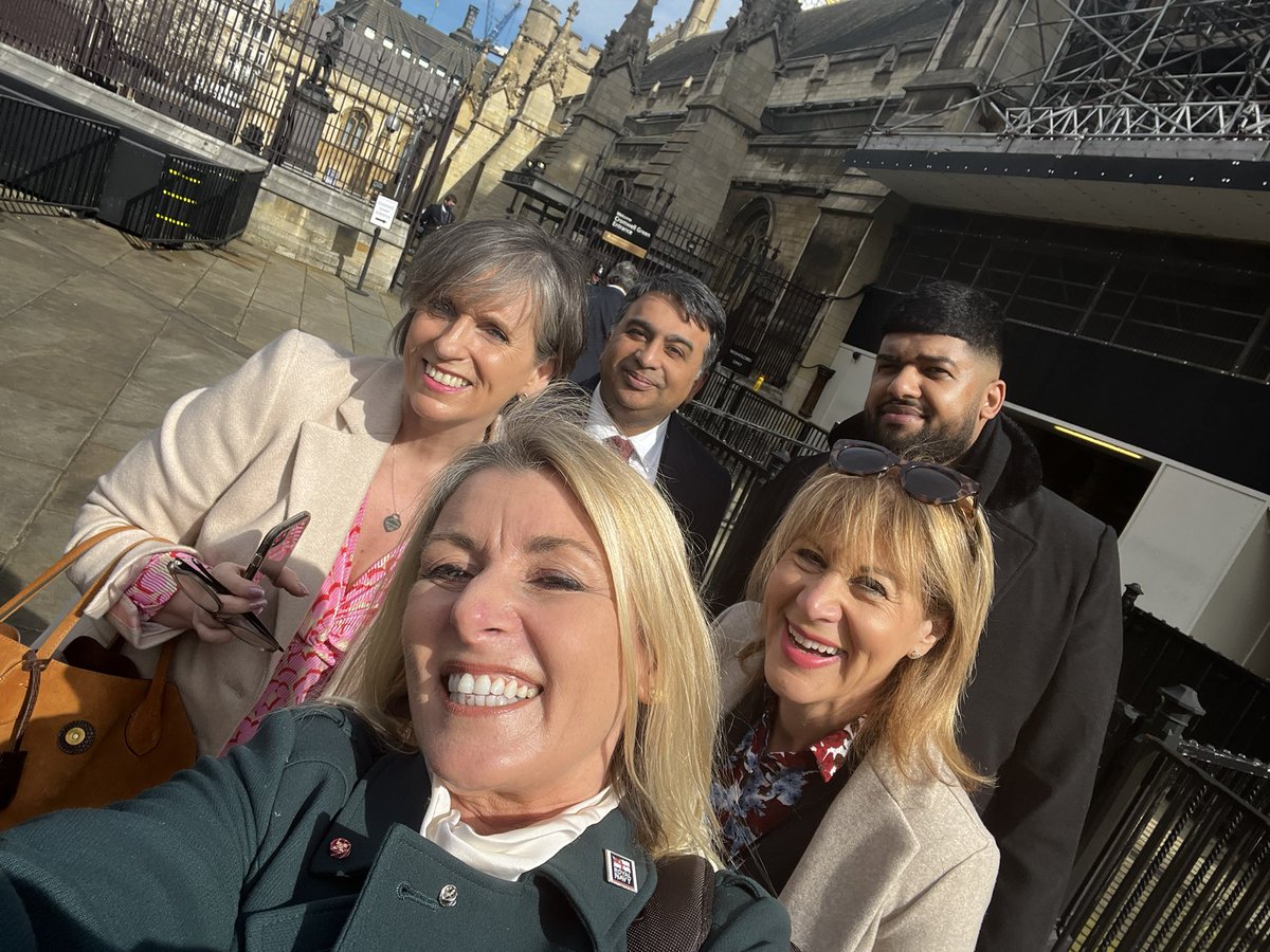 SimoneRoche's tweet photo. Bumped into @NorthPowerWomen outside @UKHouseofLords on way to the launch of #northernAsianPowerList @heatherwaters15 @paulagrizzard @Sharonjandu12 @nickychanthomp #wearepower https://t.co/cxFE71HNff