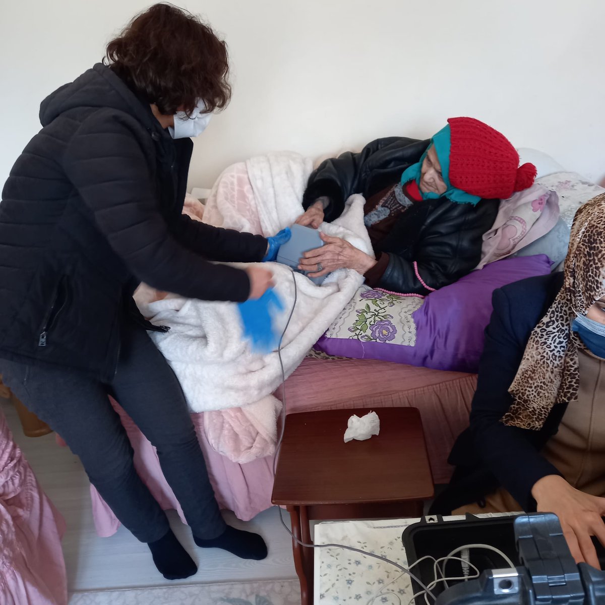 gursu_nufus's tweet photo. Müdürlüğümüze gelemeyecek durumdaki yatağa bağlı Muzifet teyzemizin evine giderek kimlik kartı başvurusu alınmıştır. Kendisine acil şifalar dileriz.
#HayatınızınHerAnında 
@sefikaygol @naifyavuz @sakippehlivan https://t.co/7pk36zwxb0