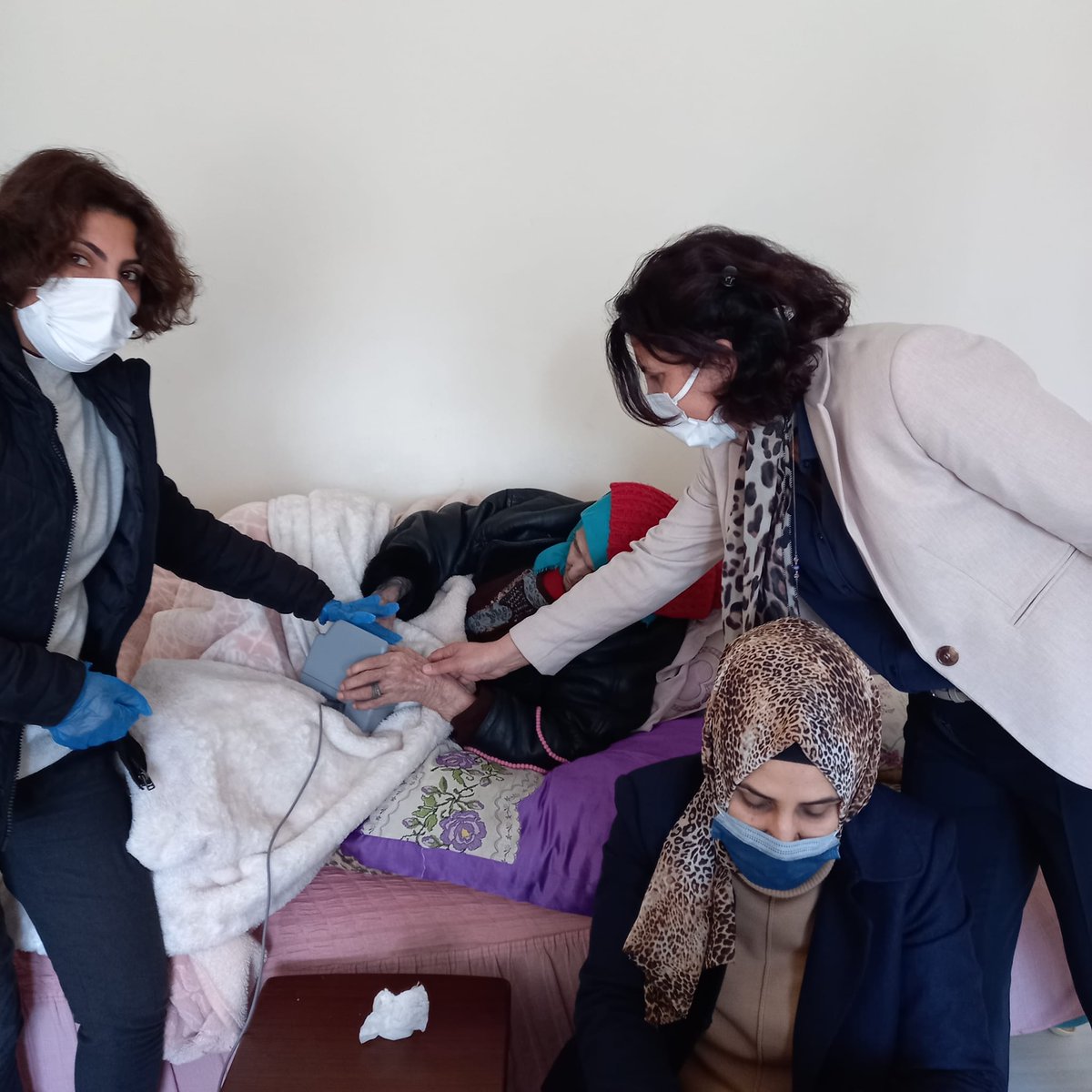 Müdürlüğümüze gelemeyecek durumdaki yatağa bağlı Muzifet teyzemizin evine giderek kimlik kartı başvurusu alınmıştır. Kendisine acil şifalar dileriz.
#HayatınızınHerAnında 
<a href="/sefikaygol/">Şefik AYGÖL</a> <a href="/naifyavuz/">Naif Yavuz</a> <a href="/sakippehlivan/">SAKİP PEHLİVANOĞLU</a>