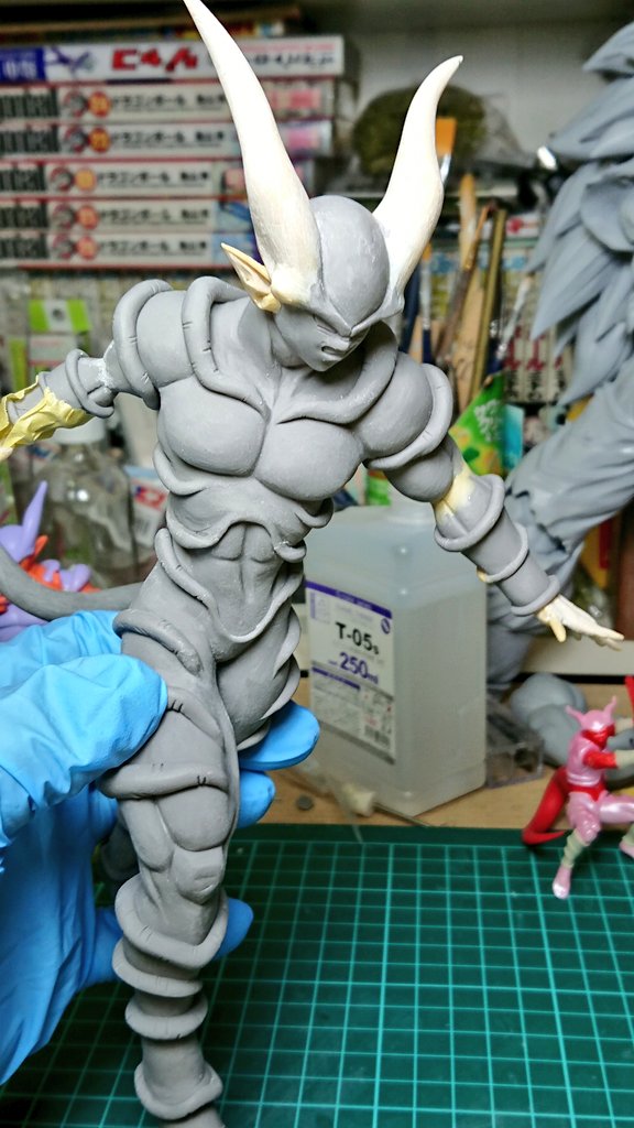 pythongodDragon's tweet image. #スーパージャネンバ

首と尻尾が繋がりました‼️
そして剣と左手も追加です👨‍🔧

初めてのフルスクラッチでのジャネンバですが、難しい箇所もあり大変でしたが、やっとここまで形にする事が出来ました！後もう少し‼️超サイヤ人3孫悟空とジオラマ台座共に色を塗るのが楽しみです✨