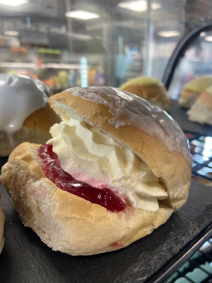 SparLlanrwst's tweet photo. Oh my! Sticky bun anyone? π°
Fresh daily from @Tanlanbakery
#localfamilybusinesses #shoplocal #supportlocal #McSpar #Spar https://t.co/qNrfh8FywQ