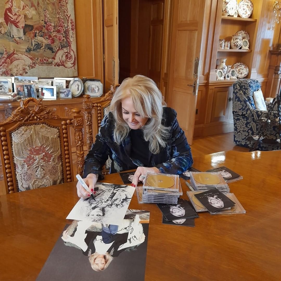 BonnieTOfficial's tweet photo. Signing posters &amp; CDs for the merch store. All current orders are being shipped today 🥰 https://t.co/IF31KPhJHh https://t.co/2cmNCKgouc