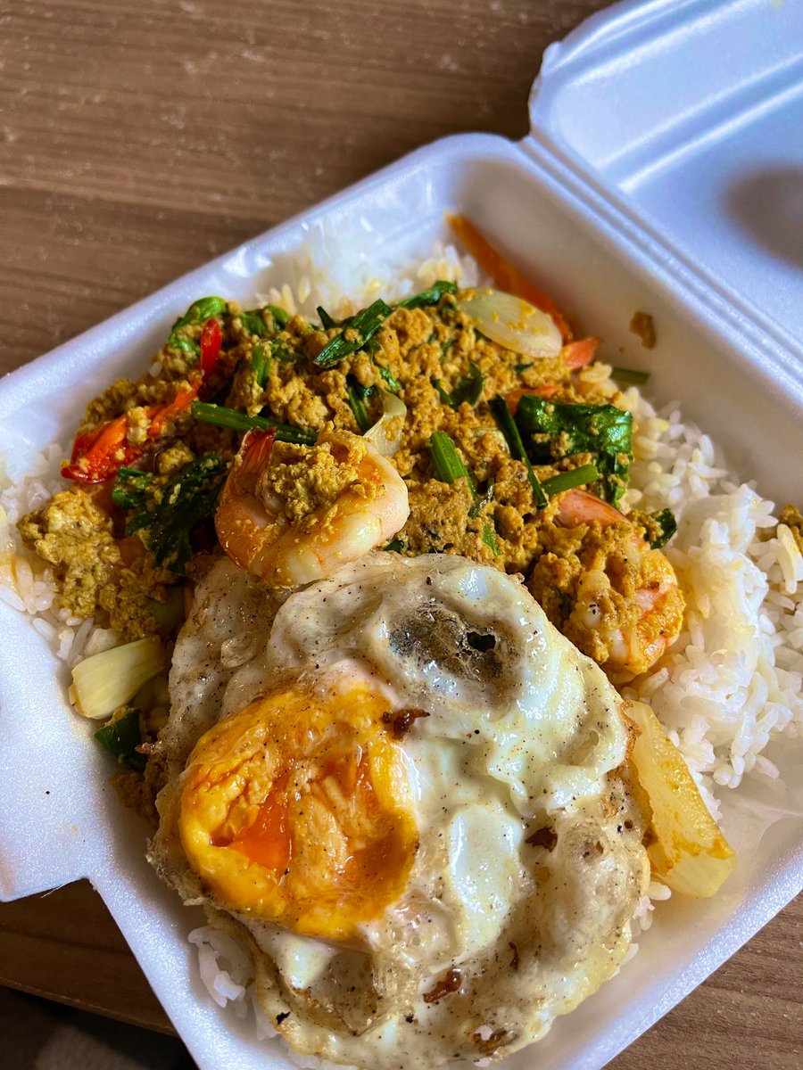 sightsofcy's tweet photo. My 2nd time ordering from this restaurant via Grab. Kinda feeling that stir fried shrimp in yellow curry with Kai Dao. 🍤🍳  Arooi jung. 🫡🫠

#grabaway
#thailand
#bangkok
#bkk
#krungthep
#krungthepmahanakhon https://t.co/Cq17vsC1DI