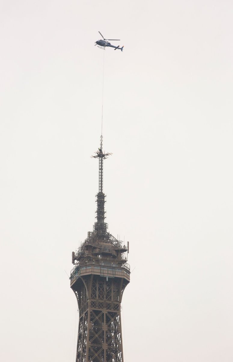 🇫🇷 FLASH - La Tour Eiffel a grandi de 6 mètres. Une nouvelle antenne radio a été installée par héliportage, faisant passer sa taille de 324 mètres à 330 mètres. (BFMTV) #TourEiffel