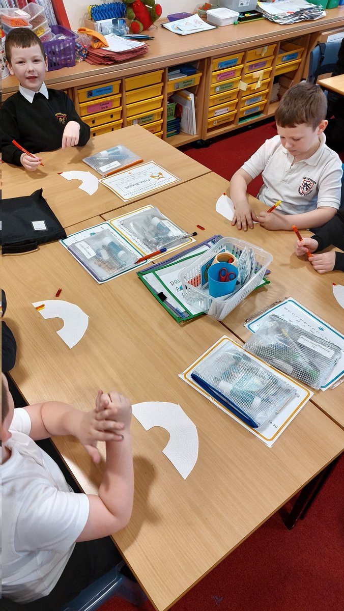 NetherburnPs's tweet photo. P1/2 enjoyed a very fun interactive science lesson today for #BritishScienceWeek they grew a rainbow and were amazed at what a fantastic bunch of scientists they were!! #growth #STEM #stemslc @SLC_RAiSE https://t.co/d2gnbRwnyF