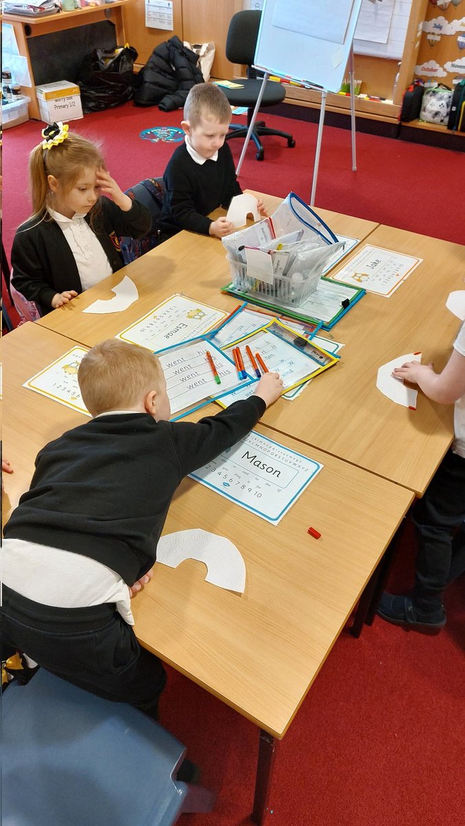 NetherburnPs's tweet photo. P1/2 enjoyed a very fun interactive science lesson today for #BritishScienceWeek they grew a rainbow and were amazed at what a fantastic bunch of scientists they were!! #growth #STEM #stemslc @SLC_RAiSE https://t.co/d2gnbRwnyF