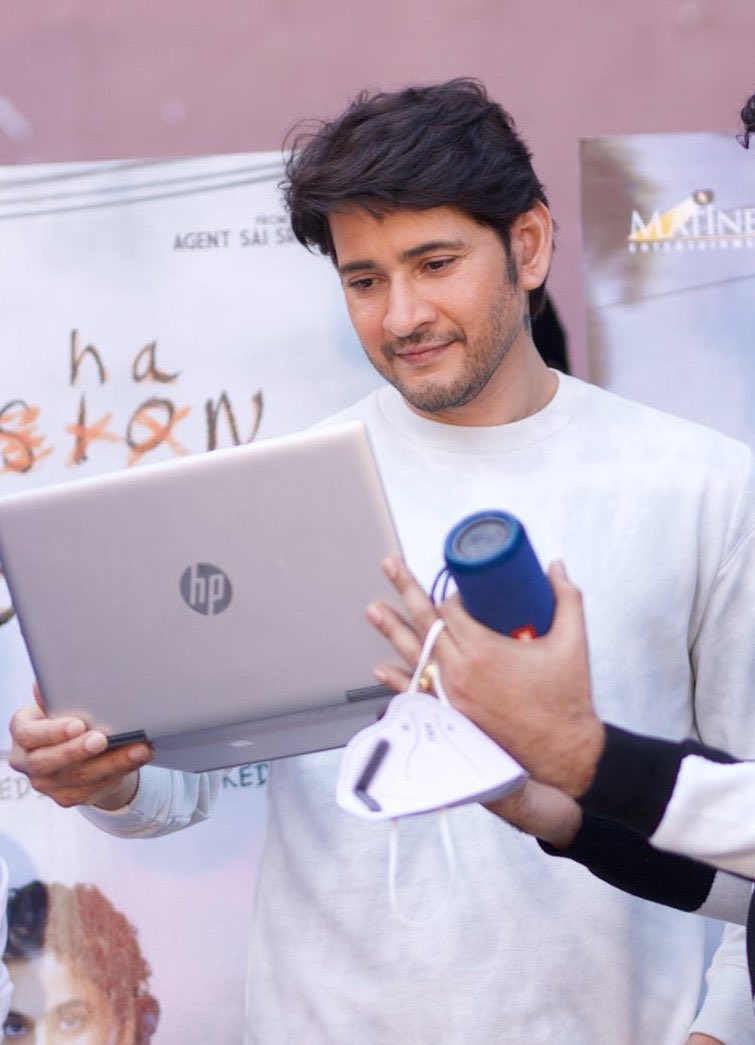 MaheshBabuNews's tweet photo. Superstar @urstrulyMahesh at the launch of #MishanImpossible trailer. #SarkaruVaariPaata https://t.co/7ayfZHEpOe