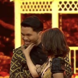 lagi sok2 romantis.. 
"eh nyangkut" kemudian dua2nya ngakak. bisa2nya woi wkakak  #thofushopee