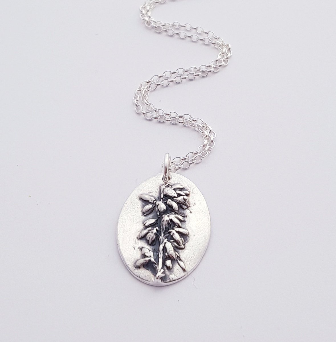 Flutterbuyzstu1's tweet image. Brand new botanical flower pendant design featuring a sprig of heather from my garden.
Loving the tiny bud details.

Available in my shop now
etsy.com/uk/listing/118…

#handmadegifts #flowerlovers #etsy #jewellery