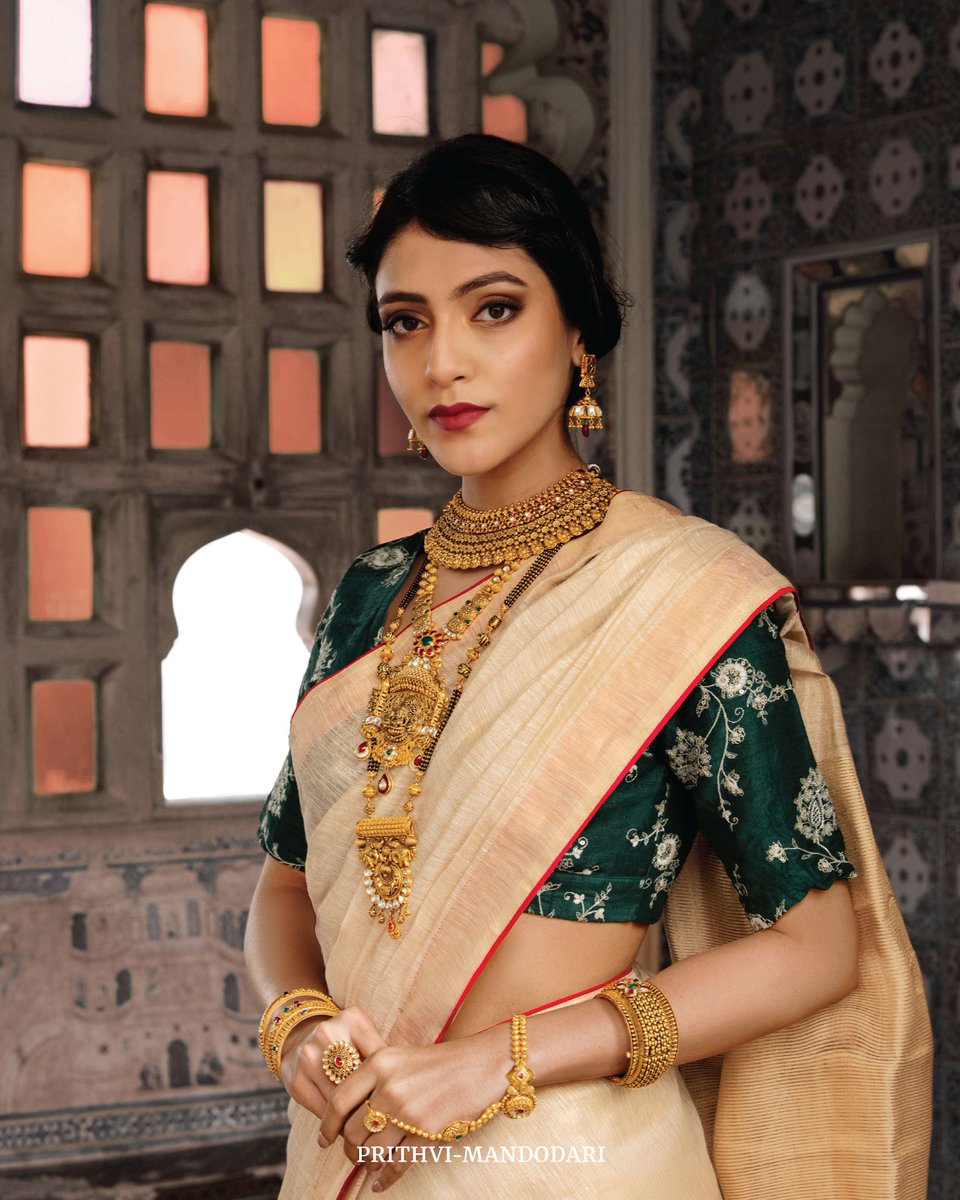 Ourparshwa's tweet photo. Known to stand by truth and justice all along, Mandodari is a true example of being loyal and never giving up. Her power as a truth seeker is a source of stability. 
Seeking truth induces a feeling of peace and harmony!
—
#parshwa #panchkanya #earing #goldjewellery #goldset https://t.co/9OjjbRFtBq