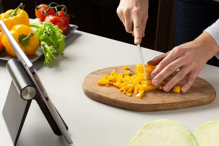 Eating_Better's tweet image. Great analysis from @joanna_trewern at @wwf_uk on the successful #SparkingChange campaign from @marksandspencer &amp;amp; alliance member @hubbubUK. 

Retailers play a key role in driving long-term consumer behaviour change toward more #SustainableDiets. 🍊🥦

buff.ly/3I1SZrl