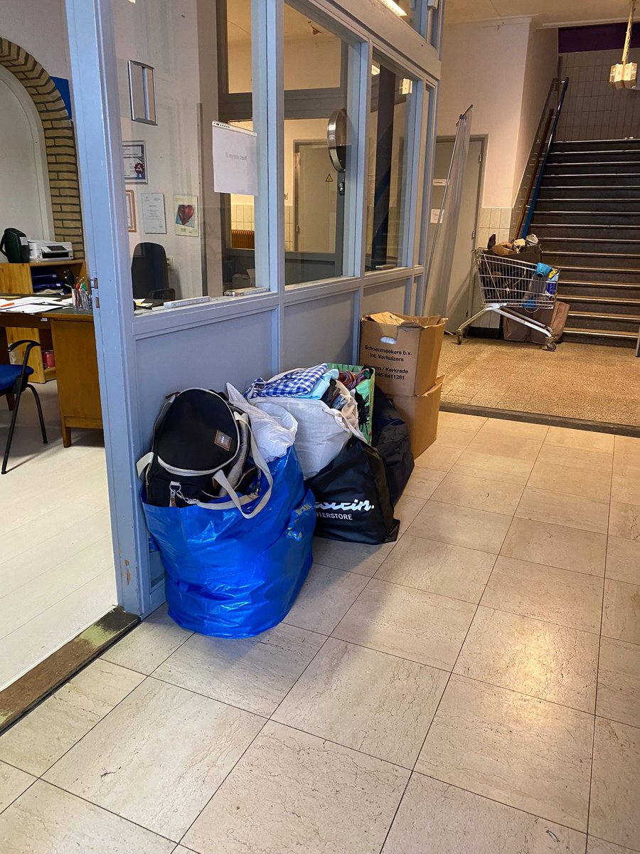 PvdABrunssum's tweet photo. We waren vanmorgen op bezoek bij Stichting Samen Delen om de opbrengsten van #doptober af te geven. Hartjes voor deze stichting die iedereen helpt in de regio Parkstad aan goederen en kleding voor mensen die dit niet kunnen betalen. Wij brachten bad-, bed- en keukentextiel. 🌹 https://t.co/QwRZzvVMvH