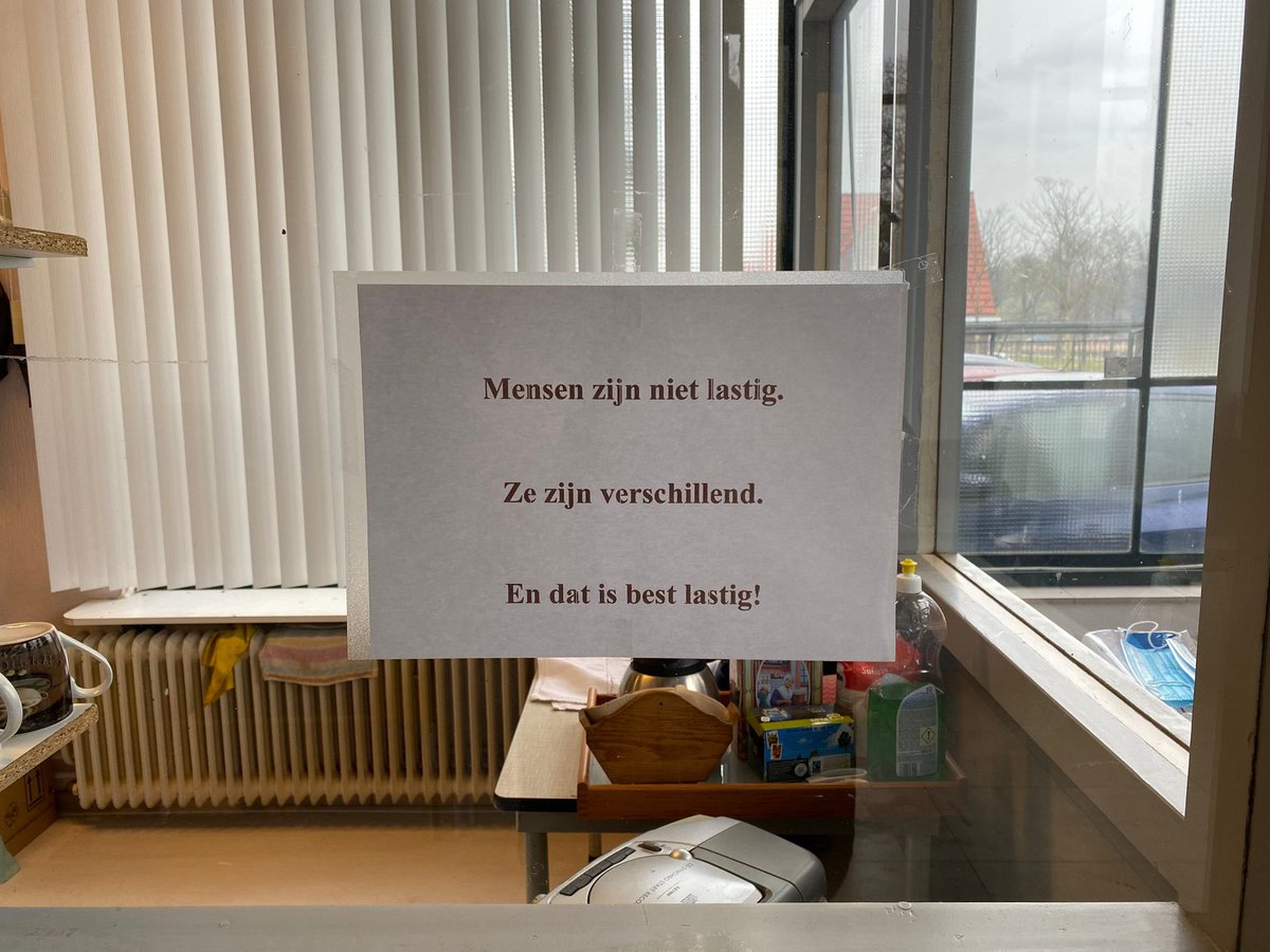 We waren vanmorgen op bezoek bij Stichting Samen Delen om de opbrengsten van #doptober af te geven. Hartjes voor deze stichting die iedereen helpt in de regio Parkstad aan goederen en kleding voor mensen die dit niet kunnen betalen. Wij brachten bad-, bed- en keukentextiel. 🌹