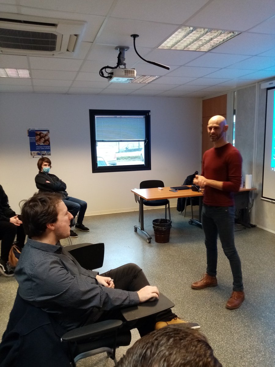 #AvecPoleEmploi, Antoine Pérel, champion de paratriathlon, est intervenu auprès des Jeunes CEJ, à l'invitation d'Hélène Vanacker, leur Conseillère. Une rencontre enrichissante autour des notions d'obstacles à surmonter, d'objectifs, de l'importance d'être accompagné 👏👍🏅🏆