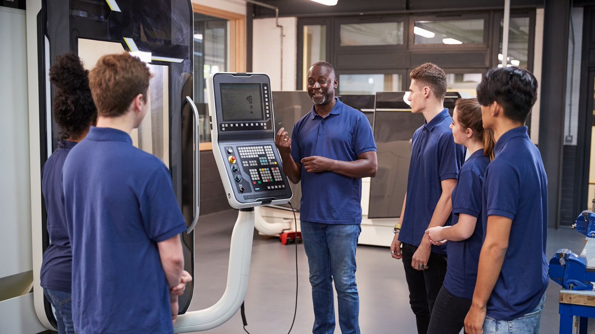 Im #Maschinenbau sind Tausende attraktive Ausbildungsplätze unbesetzt. Die virtuelle VDMA-Fachmesse #TechTalents vernetzt Schülerinnen u. Schüler mit Unternehmen, Hochschulen und Schulnetzwerken. #Nachwuchs #Ausbildung #Fachkräfte <a href="/mint_ec/">MINT-EC</a> <a href="/SW_Deutschland/">SCHULEWIRTSCHAFTDeutschland</a> vdma.org/viewer/-/v2art…
