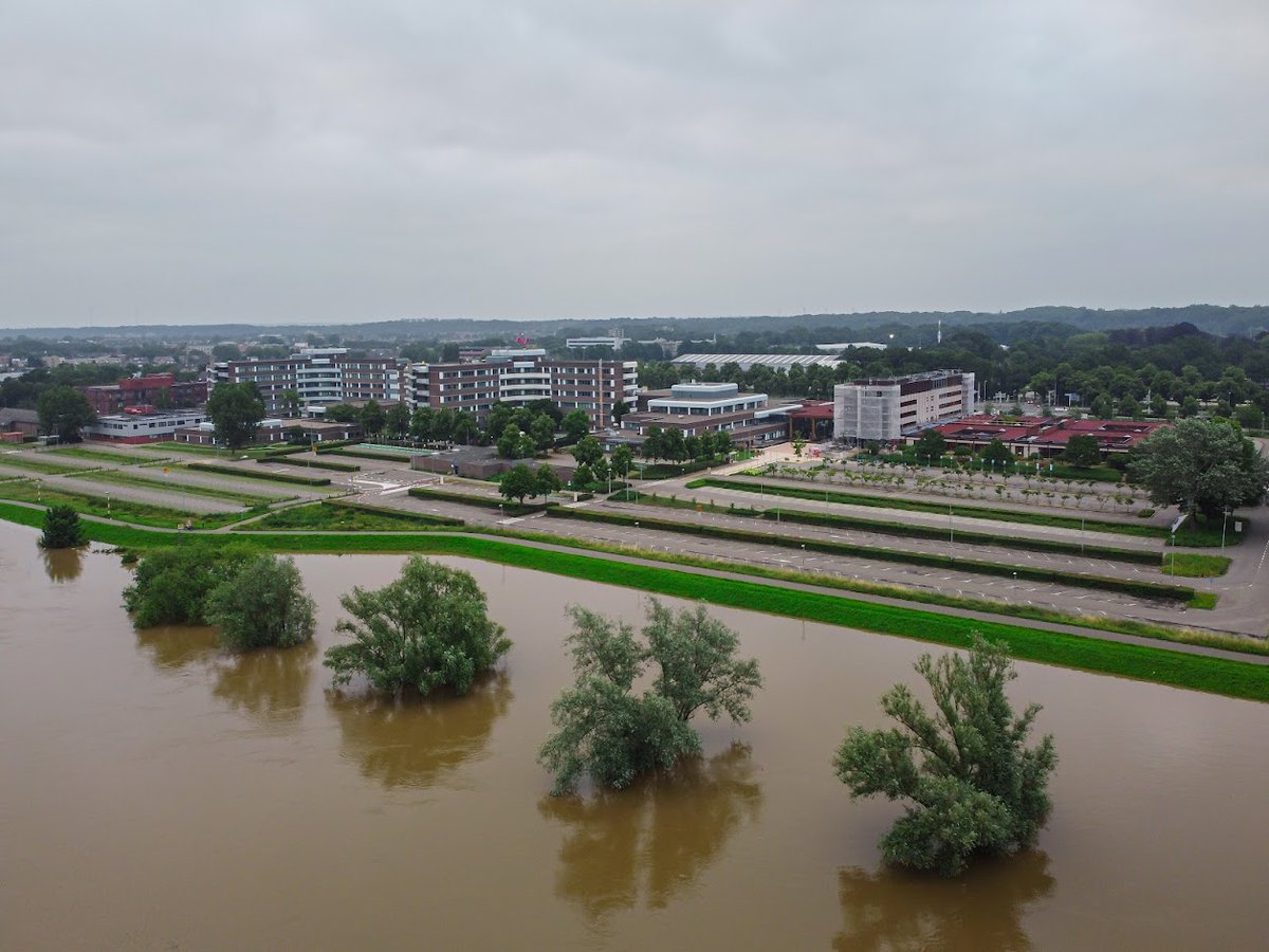 In juli 2021 bereikte de Maas een recordhoogte. Ziekenhuis VieCuri ligt op een steenworp afstand van het water. In deze meeslepende podcast van <a href="/PFZWnieuws/">pfzwnieuws</a> vertellen onze medewerkers Jord, Wendy en Ruud openhartig over het dreigende hoogwater: plnk.to/vitale-functie…