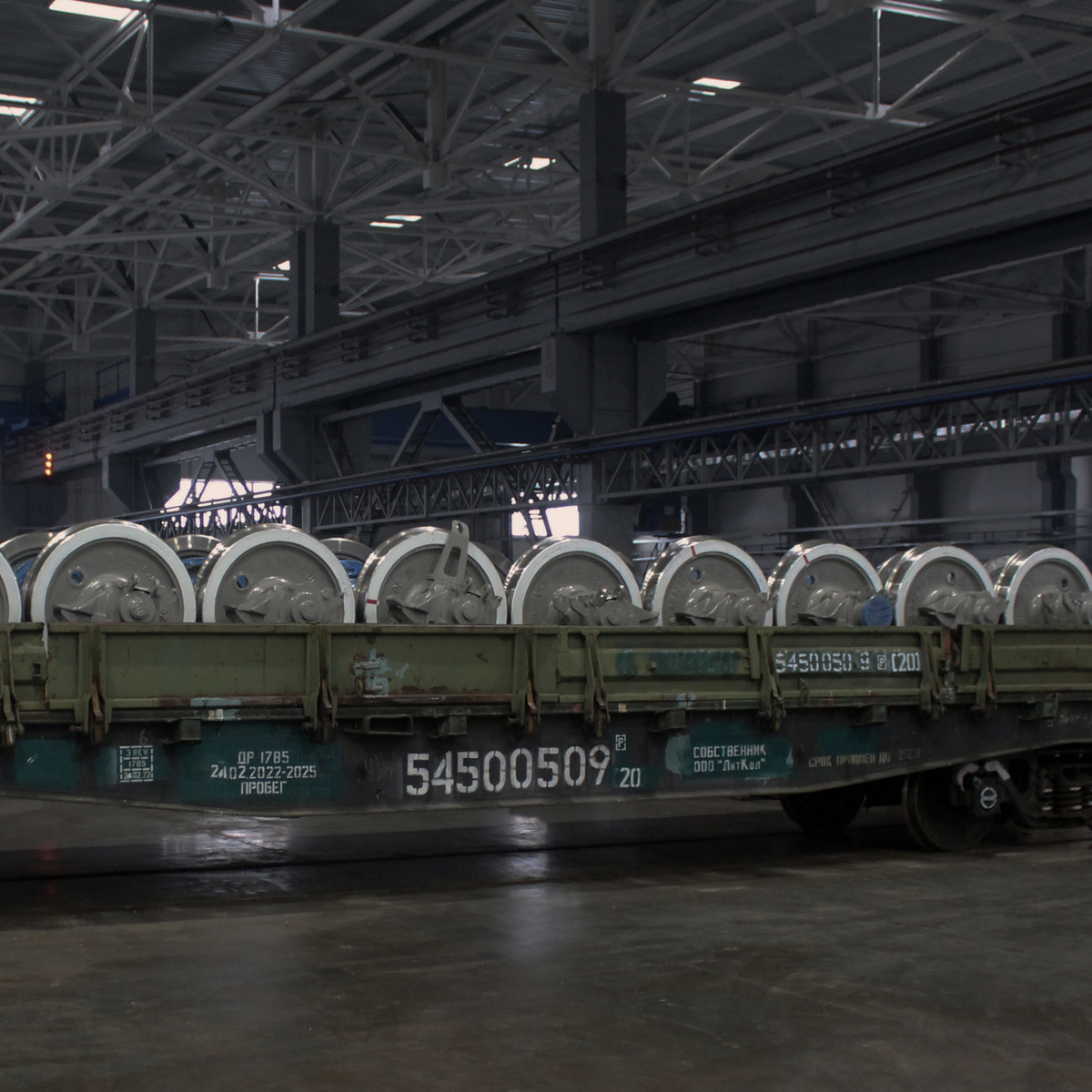 Railservice_com's tweet photo. Локомотивно-колёсное подразделение ООО «ВКМ» в декабре 2021 года прошло процедуру расширения области действия условного номера клеймения 2091 и успешно отремонтировало 36 колёсных пар локомотивов нового поколения 2ТЭ25КМ в объёме полного освидетельствования со сменой элементов. https://t.co/fdT3yJmN9C