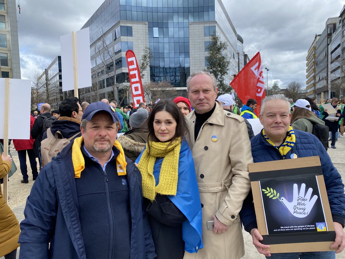 daveswords's tweet photo. .@eduint stands in solidarity with people of #Ukraine and #peace here in #Brussels #teach4peace https://t.co/shpdTUE9Co