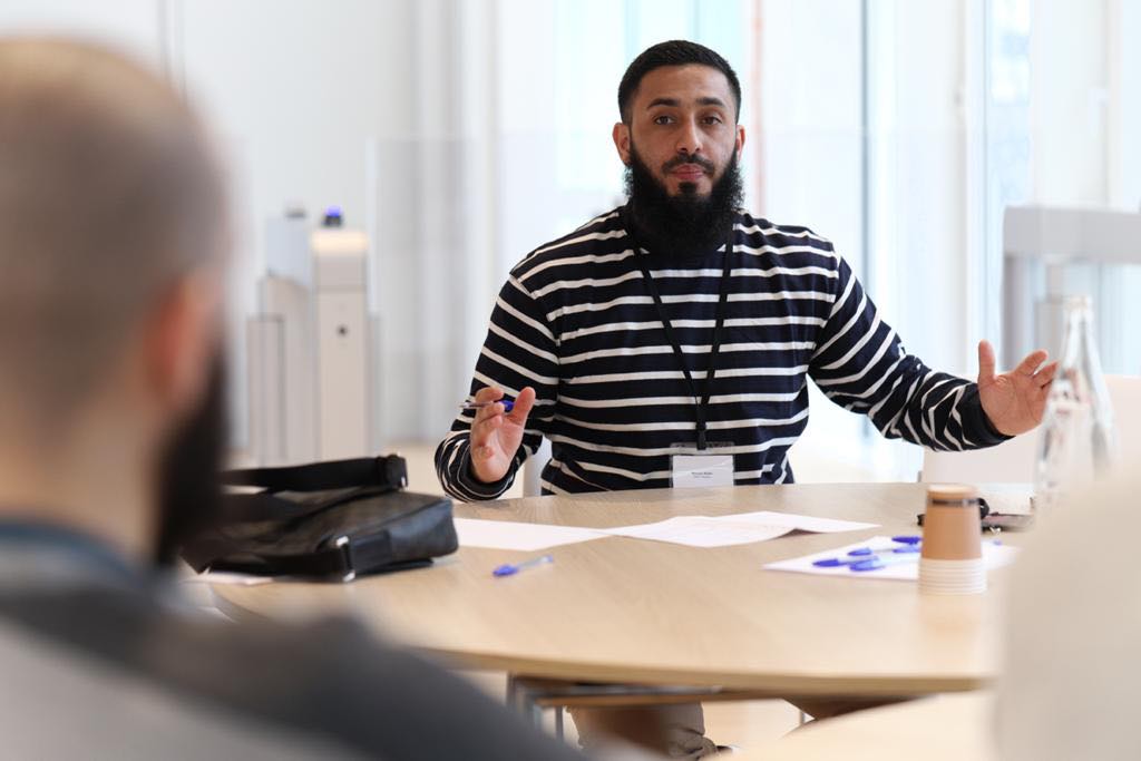 MozaikFondation's tweet photo. 📢 [MEET’UP IDF #6 - EN DIRECT DES TABLES RONDES]

Marwan Riahi, aiguilleur du rail au sein de la @SNCF_Recrute, n’était pas destiné à prendre cette voie au départ ! Il partage aux candidats comment il en est arrivé là aujourd’hui et où il a trouvé sa motivation 💪

#MeetUpIDF https://t.co/6rXzeZ381e