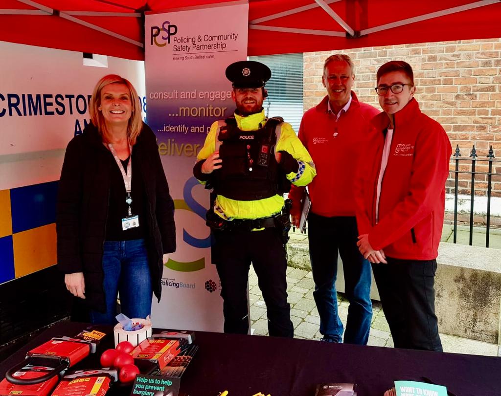 PSNIBelfastS's tweet photo. Today we are offering bike marking @QUBelfast supported by @BelfastPcsp. We will be here until 3pm if you have a bike you want marked or  just want a chat with the local team. #wecarewelistenweact https://t.co/hV7m3ImzoT
