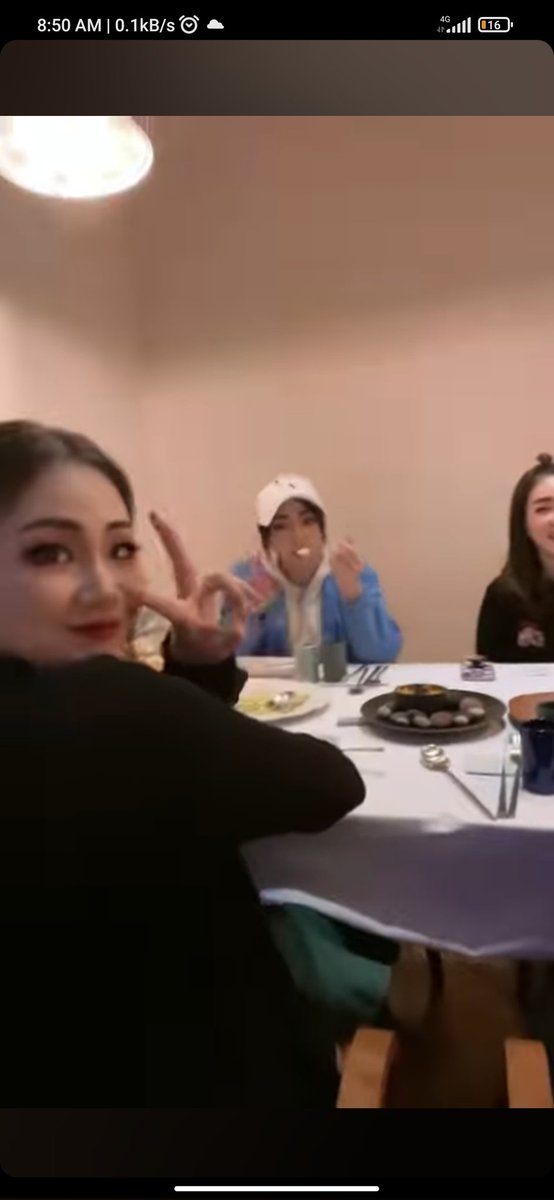 GussMora_'s tweet photo. Hoy solo puedo hablar de esto ๐ญ Despuรฉs de separadas creo que no se habรญan reunido las 4 ๐ญ Serรกn por siempre mi grupo favorito por toda la vida ๐
#Foreverblackjack
#2NE1 https://t.co/4CfdmJg8fE